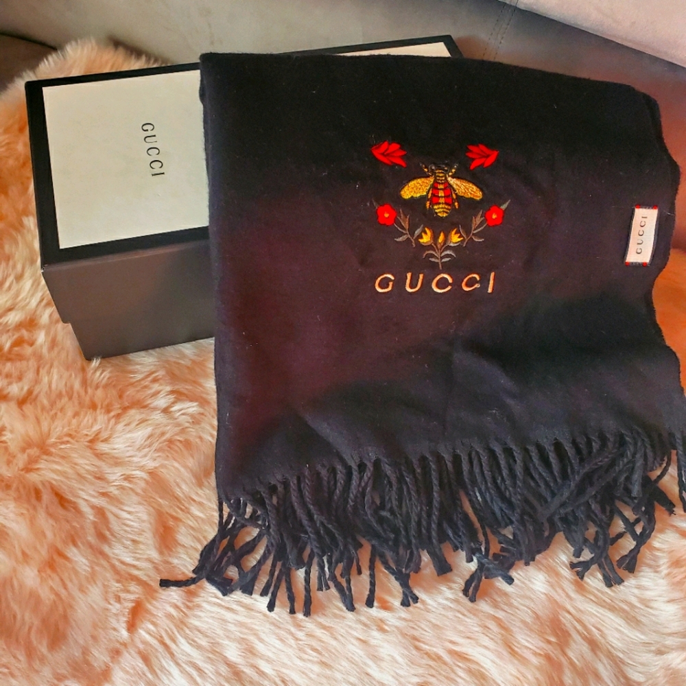 Gucci Scarf with Bee Insignia (NWOT)